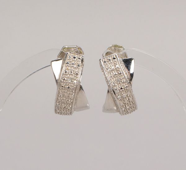 Paar Ohrstecker, 750 WG (gest.), mit vielf. Diamantbesatz; Maße 9 x 18 mm, Gew. 6 g