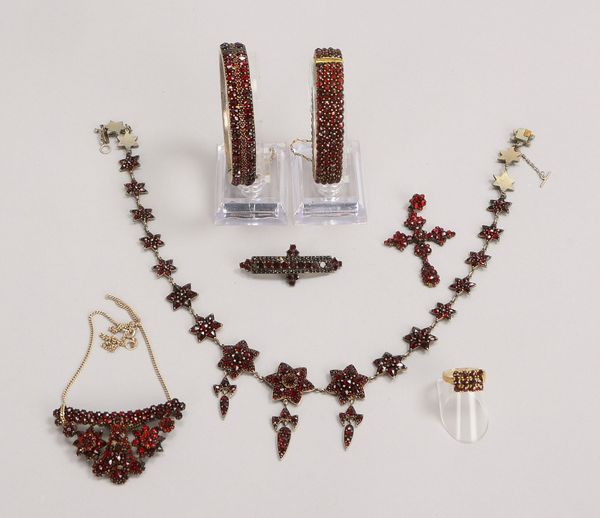 Granatschmuck: Collier, 2x Armreife, 2x Anhänger, Brosche, sowie 333 GG-Ring