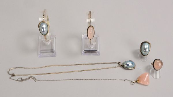 2 Sets aus Halskette, Armreif und Ring - 1x mit Rosenquarz, 1x Muschelbesatz