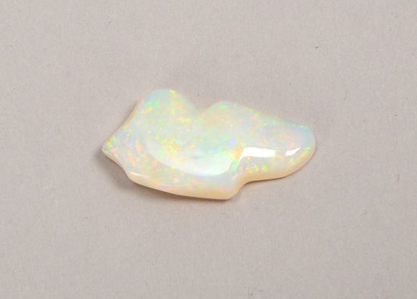 Vollopal, unregelmäßig geformter Stein im Cabochonschliff; Länge 2,5 cm, Gew. 2 g