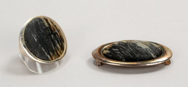 Anh./Brosche und Ring, Sterlingsilber, besetzt mit Picasso-Jade(?); Gew. 53,50 g