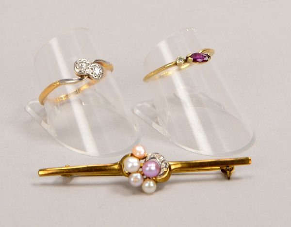 750 GG/WG-Ring mit Diam., Gew. 1,90 g; sowie Brosche und Ring, 333 GG, Gew. 3,10 g