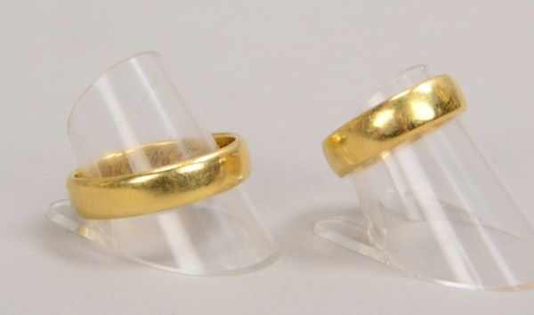 Paar Eheringe, 585 GG (gest.), jew. mit Datums-/Namensgravur; RG 54/RG 70, Gew. zus. 14 g