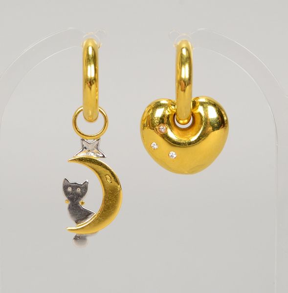 Creolen, 750 GG/WG, figürl. Behang - asymmetr.!, jew. mit Diamantbes.; Gew. 11,30 g