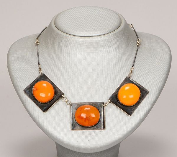 Collier, 875 Silber (gest.), 3x Bernstein-Cabochons auf schw. Silberplatten; Gew. 34 g