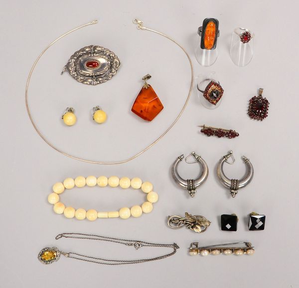 Kl. Schmuckkonvolut/teils Silber, versch. Ausf. (Ringe, Ohrschmuck, u.a.)