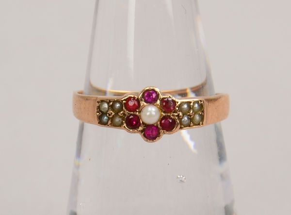 Ring, 333 RG (gest.), mit Flussperlen- und Rubinbesatz; RG 53, Gew. 1,50 g