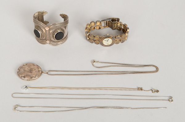 Silberschmuck: DAU, Medaillon an Kette, Kette mit Anh., und Armspange; Gew. 150 g