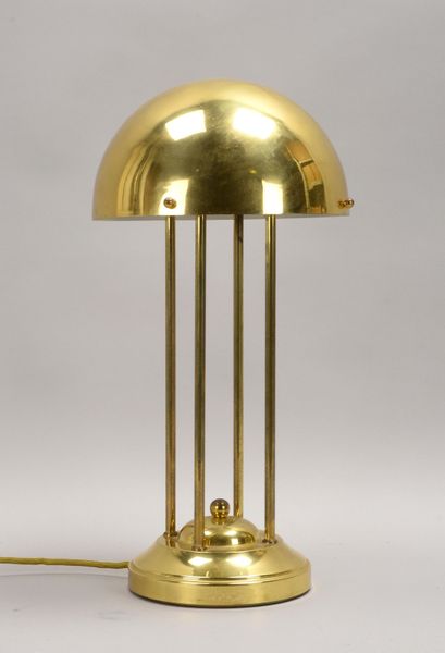 Tischleuchte, 1-fl., Messing-Gestell/Schirm, Entw. Josef Hoffmann (1902); Höhe 49 cm