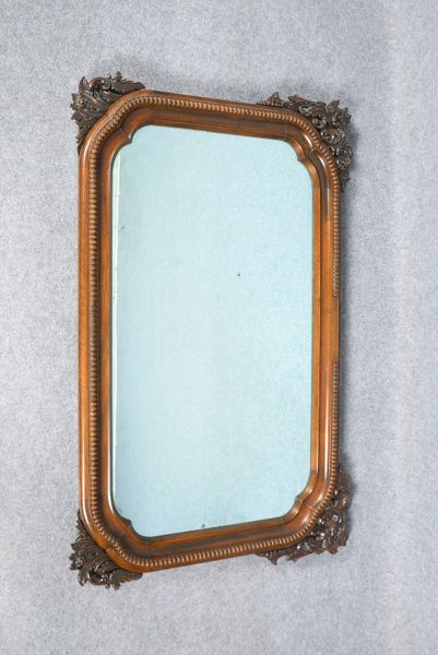 Spiegel, Mahagoni, Ecken mit Schnitzwerk, umlaufend mit Perlrand; Höhe 116,5 cm