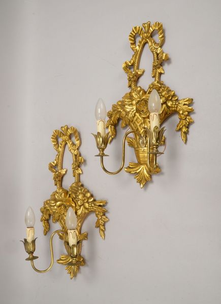 2 Wandgirandolen, 2-fl., Holz relief./vergoldet, figürl. 'Blumenkörbe'