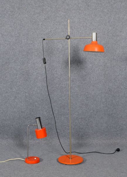 Hustadt, Stehlampe und Tischlampe, orangef. lackiert; Höhe 137 cm/Höhe 45 cm