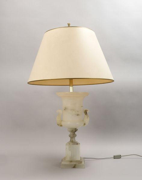 Tischlampe, 3-fl., geschn. Alabaster-Fuß in klassizist. Ausf., mit hellem Rundschirm