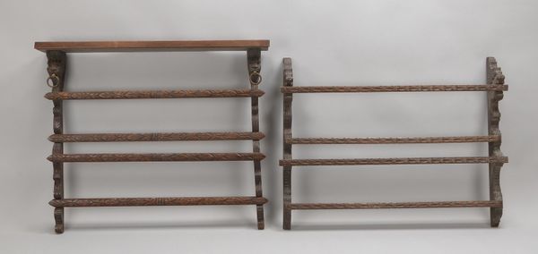 2 antike Tellerborde, Eiche beschnitzt; 1x Maße 70 x 84 x 11 cm, und 1x Maße 65 x 81,5 x 11 cm