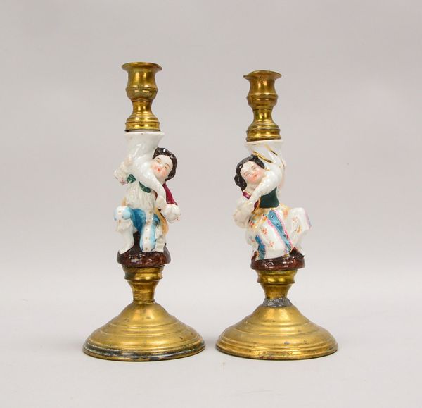 Paar antiker Kerzenleuchter, Messing, mit figürl. Porzellanschaft; Höhe 23 cm