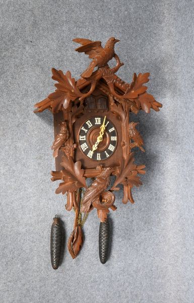 Kuckucksuhr, Holzgehäuse mit Schnitzwerk, Messing-Räderwerk/3x Bläsebälge