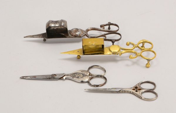 4 antike Scheren - darunter 2x Dochtscheren; Länge 11,5 cm - Länge 17,5 cm