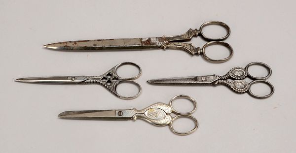 Kleines Konvolut antiker Scheren, 4 Stück; Länge 15 cm - Länge 23,5 cm