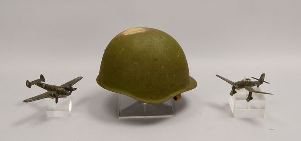 Militaria-Sammlerstück: Stahlhelm; anbei 2x 'Junkers'-Flugzeugmodelle (II. WK)