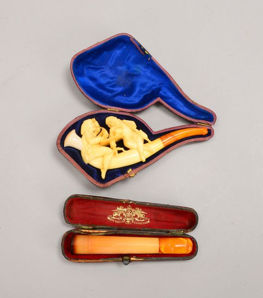 Meerschaum-Pfeife und Mundstück, mit Bernstein-Montierung, jeweils im Etui