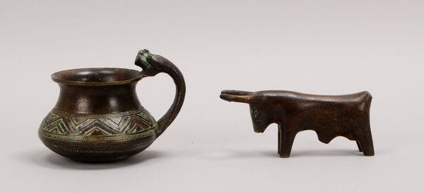 Bronzefigur, 'Etruskischer Stier', Länge 13 cm; und Bronze-Krug (Stiermotiv), Ø 11 cm