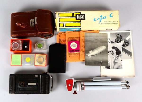 Kamera, Zeiss-Ikon 'Icarette 551/2', in orig. Ledertasche - mit viel Zub. (Stativ, u.a.)
