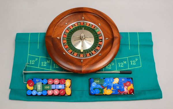 Portables Rouletterad, Holz, komplett mit Filztuch, Jetons und Croupier-Stick; Ø 46 cm