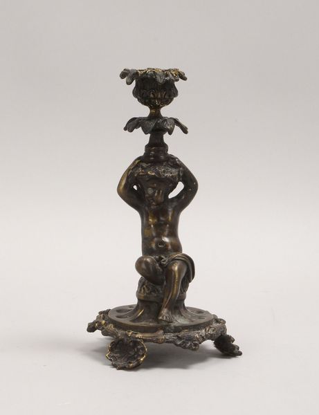 Figürl. Leuchter, Bronze, 'Sitzender Putto' (mit Kerzenhalter dargest.); Höhe 20,5 cm