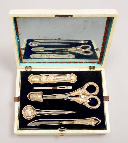 Antike Nähschatulle, 7-fach bestückt, Teile Silber/mit Silbergriffen, dat. '1871'