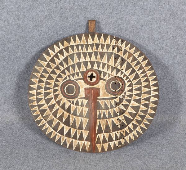 Reliefschnitzerei (Afrika), Maske/Schild(?), runde Form, farbig gefasst; Ø 65 cm