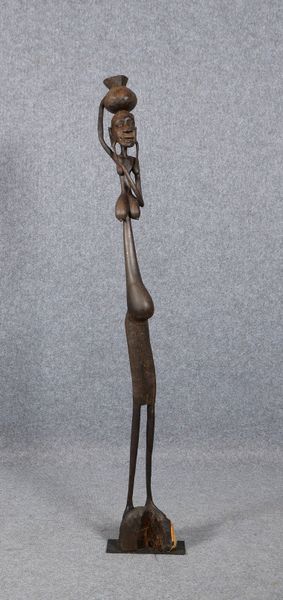 Holzstatue (wohl Makonde/Afrika), 'Kalebassenträgerin', Edelholz; Höhe 138 cm