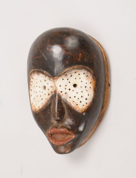 Maske (Lwalwa/Kongo), Holz geschnitzt, Augen/Mund gefasst; Höhe 28 cm