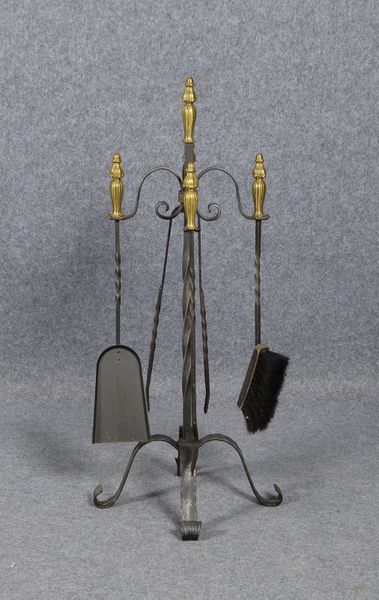 Antikes Kaminbesteck, Schmiedeeisen, 4-teilig, an Ständer; Gesamthöhe 85 cm