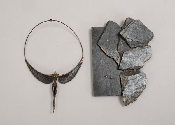 Börner, Klaus, Künstler-Reliefobj., figürl. Silbercollier, 'Nike', an Schieferplatte