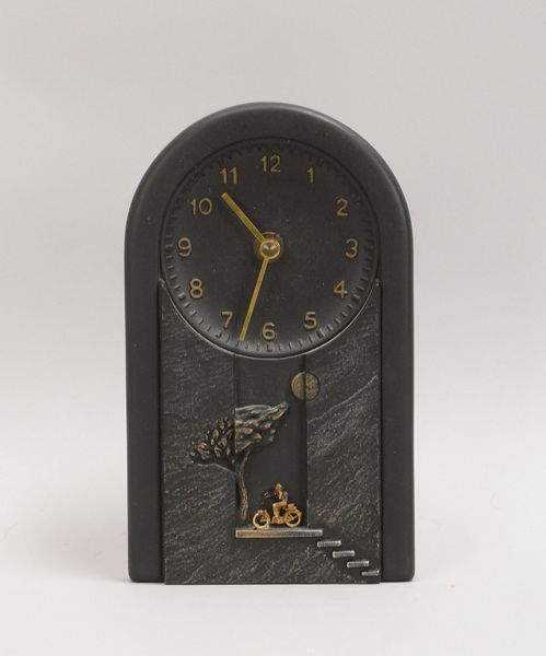 Künstler-Wandobjekt, kl. Wanduhr auf Schieferplatte montiert, Quarz - ungepr., sign.