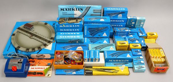 Umfangr. Modelleisenbahn-Zubehörkonvolut, Märklin: Diverses - in 24 Kartonagen