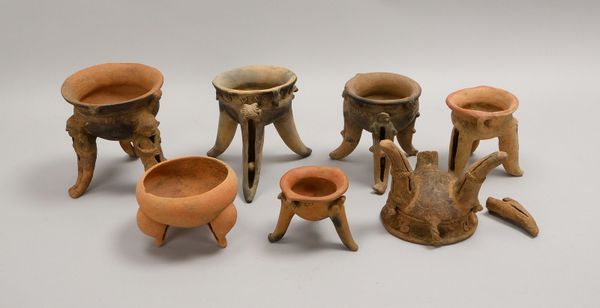 Südamerikan. Töpferkunst: 7x Keramikgefäße, auf Tripod-Stand; Höhe 9,5 - 17 cm