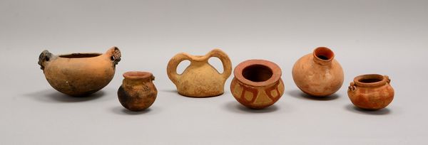 Südamerikan. Töpferkunst: 6x Keramikgefäße, teils Handhaben/farb. staff.; Höhe 7 - 11 cm