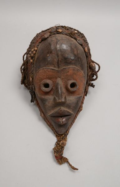Tanzmaske/Ritualmaske, mit Muscheln und Flechtwerk verziert; Höhe 40 cm, Breite 25 cm
