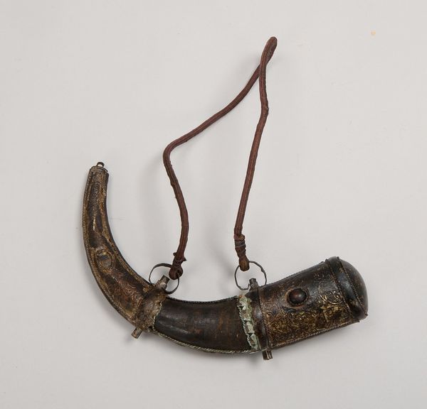 Pulverhorn (wohl Nordafrika), Tierhorn mit ziselierten Metallbeschlägen; Länge ca. 31 cm