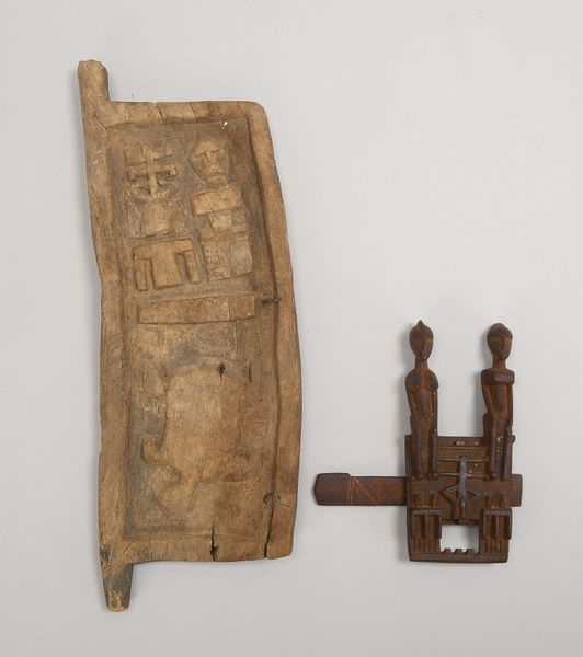 Schranktürflügel, Holz mit Schnitzereien, figürl. Verriegelung Edel-/Hartholz geschn.