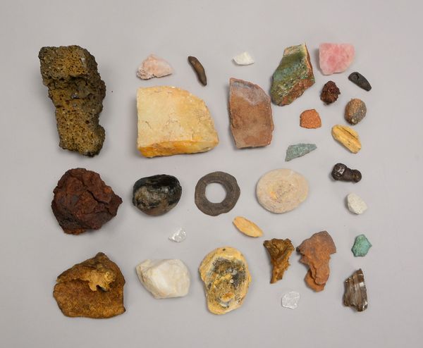 Aus archäolog. Slg.: Konvolut geolog. Fundstücke, div. (Mineralien, Gesteine, u.a.)
