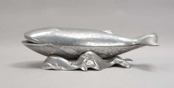 Arthur Court, figürl. Alu-Servierschale, Deckel in 'Walfisch'-Gestaltung/korrespond. Stand