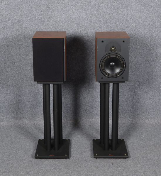 Lautsprecherboxen, Dynaudio 'Audience 10', auf Ständer; Gesamthöhe 93,5 cm