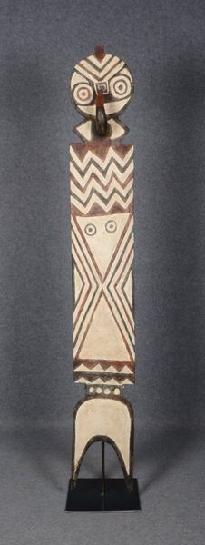 Gr. Tanz-/Ritualmaske, Holz mit Kerbschnitzerei, farbig gefasst, auf Eisenständer