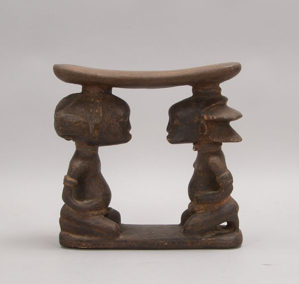 Kopfstütze, Holz, parallele figürl. Stelen, 'Sich betrachtendes hockendes Paar'; Höhe 27 cm