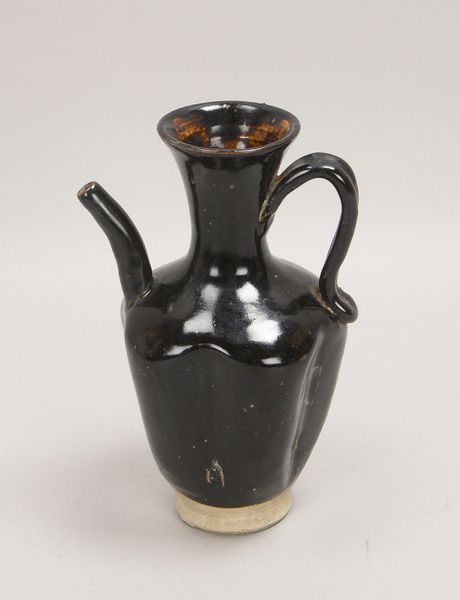 Kanne (China, Song-/Jin-Dynastie), Steinzeug, schwarz glasiert; Höhe 22 cm
