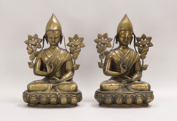 2 Buddha-Skulpturen, Bronze, in meditierender Haltung auf Lotussockel, Hohlguss
