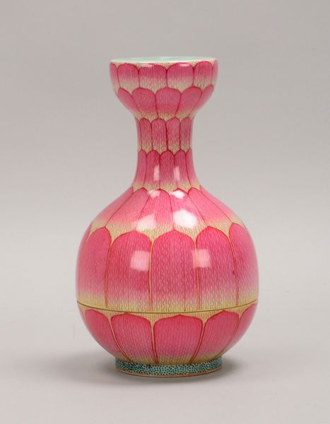 Lotusvase ('Sechs-Zeichen-Marke'), 2-tlg., mit polychr. Bemalung; Höhe 21,5 cm