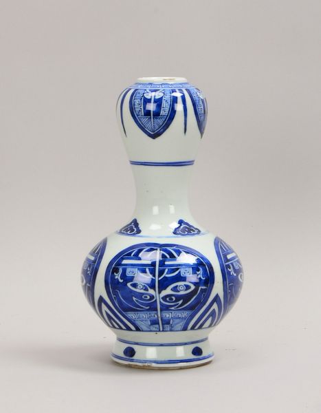 Porz.-Vase/sog. 'Knoblauchvase', Unterglasurdekor in Blau, ungemarkt; Höhe 23 cm